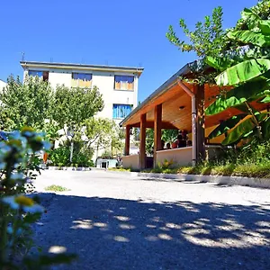 Lovely W/ Ac + Bath. + Kitchen + Parking&garden Apartment